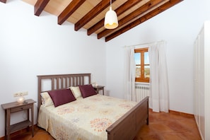 4 bedrooms, iron/ironing board, travel cot, WiFi - Finca-Villa Son Drach, large private pool 12x4m, wifi, BBQ, 2 km beaches (PORTOCRISTO)