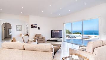 Smart-tv, een dvd-speler en een stereo