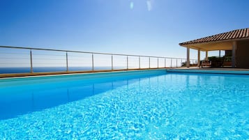 Een buitenzwembad en een verwarmd zwembad