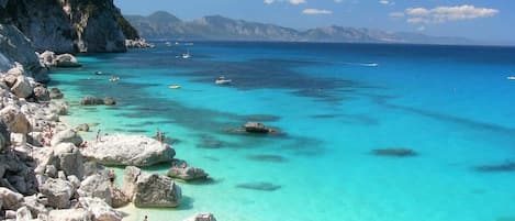 Una playa cerca, sillas reclinables de playa, toallas de playa