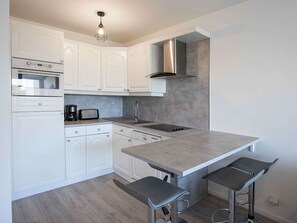 Réfrigérateur, micro-ondes, plaque de cuisson, lave-vaisselle