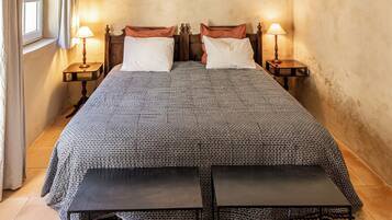 7 chambres, bureau, fer et planche Ă repasser, lit parapluie