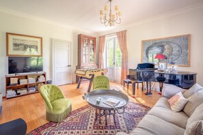 Smart-TV, Kamin, DVD-Player, Tischfußball