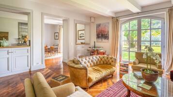 TV connectée, cheminée, lecteur de DVD, baby-foot