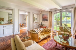 TV connectée, cheminée, lecteur de DVD, baby-foot