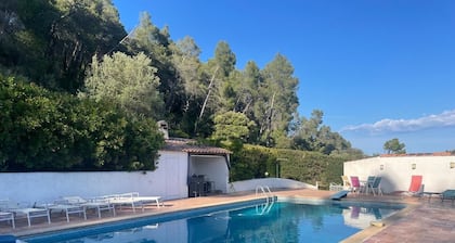 Vuokrata omakotitalon kauniin ja suuren uima-altaan ympärillä Var hyvällä paikalla