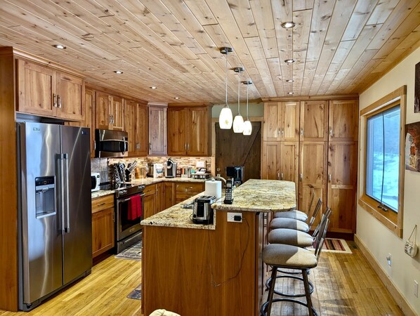 Mikroaaltouuni, kahvin-/teenkeitin, leivänpaahdin