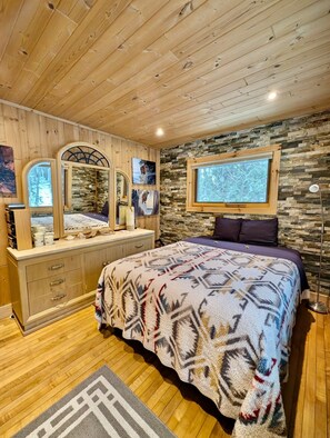 1 bedroom, free WiFi, bed sheets - Hauser's Bayfield Cabin (Whole Cabin) (Bayfield)