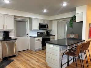 Frigorifero, microonde, forno, piano cottura