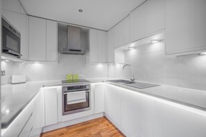 Refrigerador, microondas, horno, placa de cocina