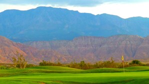 A golf course with a flagstick, surrounded by mountains. - STUNNING/IMMACULATE4bd/2ba PrivatePool/WaterSLIDE new beds!!BOOK (Washington)