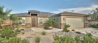 STUNNING/IMMACULATE4bd/2ba PrivatePool/WaterSLIDE new beds!!BOOK