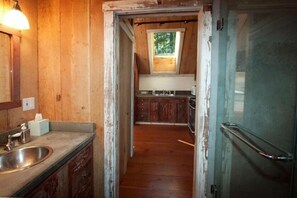 Fridge, microwave, oven, stovetop - ROMANTIC,ARTIST'S PVT 'FOREST SUITE', 5 ac.Redwds,trail, NEW OD SHR, Mendo 2 mi. (Mendocino)
