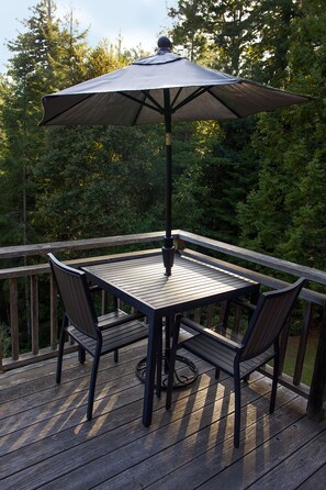 Outdoor dining - ROMANTIC,ARTIST'S PVT 'FOREST SUITE', 5 ac.Redwds,trail, NEW OD SHR, Mendo 2 mi. (Mendocino)