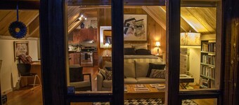 ROMANTIC, ARTISTS PRIVATE 'FOREST SUITE', 5 acres Redwoods, Trails, Mendo 2 mi.