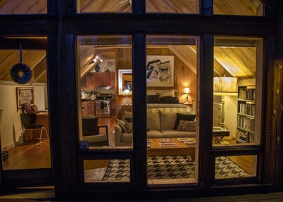 ROMANTIC, ARTISTS PRIVATE 'FOREST SUITE', 5 acres Redwoods, Trails, Mendo 2 mi.