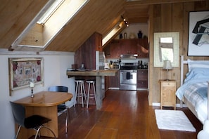 Iron/ironing board, free WiFi, bed sheets - ROMANTIC,ARTIST'S PVT 'FOREST SUITE', 5 ac.Redwds,trail, NEW OD SHR, Mendo 2 mi. (Mendocino)
