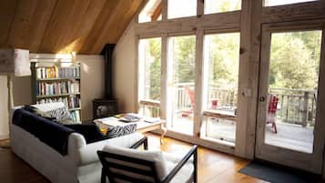 Smart-TV, Kamin, DVD-Player, BĂŒcher