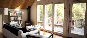 ROMANTIC, ARTISTS PRIVATE 'FOREST SUITE', 5 acres Redwoods, Trails, Mendo 2 mi.