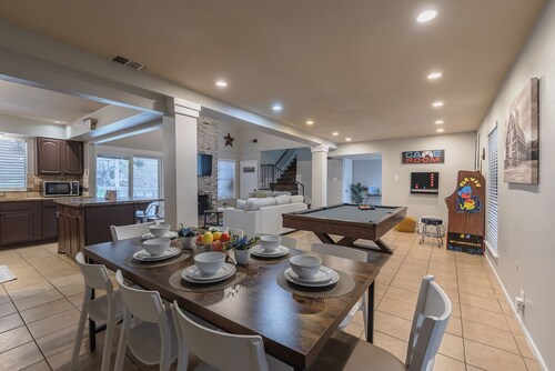 Enchanting Texas Home w\ Pool, GameRoom, MiniGolf & Firepit by 6Flags & Seaworld