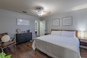 4 habitaciones, tabla de planchar con plancha y cuna de viaje 