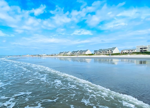 Bright and Beachy Oceanfront Condo - Linens included!