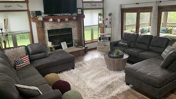 Una Smart TV, una chimenea, videojuegos, un reproductor de DVD