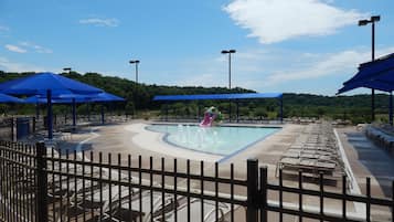 Una piscina cubierta, una piscina al aire libre