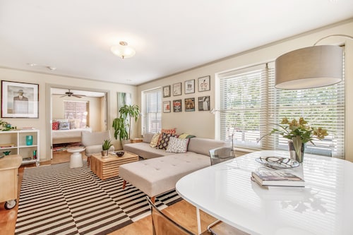 Midtown Light filled Stylish Walkable everywhere