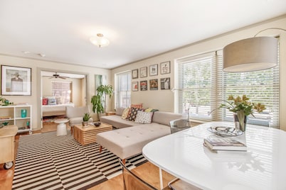 Midtown Light filled Stylish Walkable everywhere