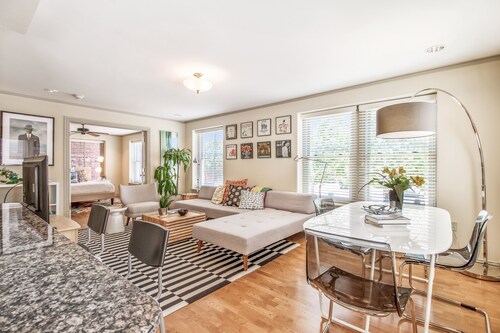 Midtown Light filled Stylish Walkable everywhere