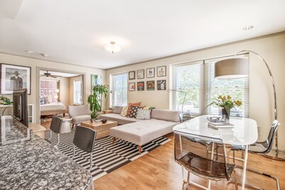 Midtown Light filled Stylish Walkable everywhere