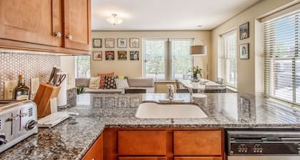 Midtown Light filled Stylish Walkable everywhere
