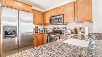 冰箱、微波炉、烤箱、炉灶