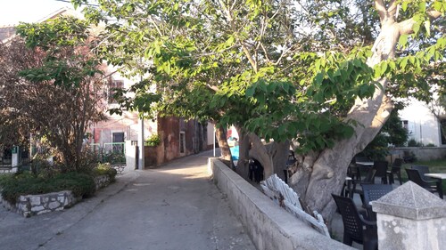 Diese Villa verfügt über ein Wohnzimmer und eine voll ausgestattete Küche. 