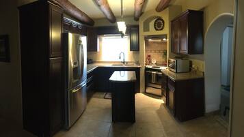 冷蔵庫、電子レンジ、オーブン、コンロ