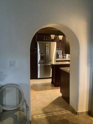 Jääkaappi, mikroaaltouuni, uuni, liesi