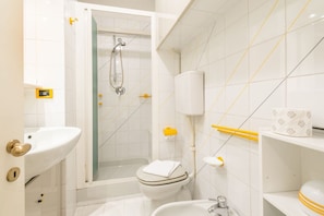 Douche, sĂšche-cheveux, bidet, serviettes fournies