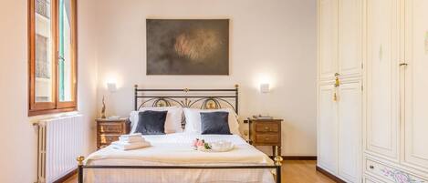 2 bedrooms, desk, iron/ironing board, WiFi