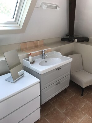 Ensemble douche/baignoire, sĂšche-cheveux, serviettes fournies, savon
