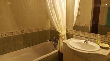 Ensemble douche/baignoire, sĂšche-cheveux, bidet, serviettes fournies