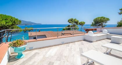 Elegante Villa mit Meerblick und privatem Zugang zum Strand