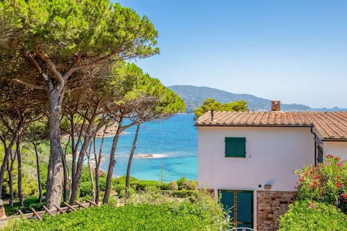 Elegante Villa mit Meerblick und privatem Zugang zum Strand 