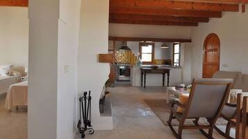 Een televisie en een open haard