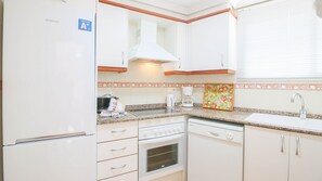 Kühlschrank, Mikrowelle, Ofen, Geschirrspüler