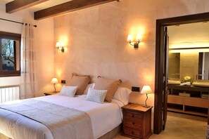 4 bedrooms, in-room safe, iron/ironing board, free WiFi