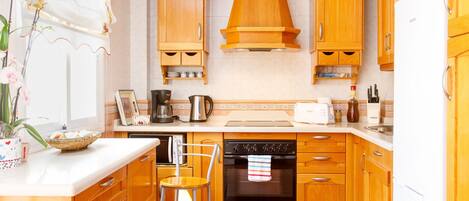 ثلاجة، ميكروويف، فرن، موقد طهي مسطح