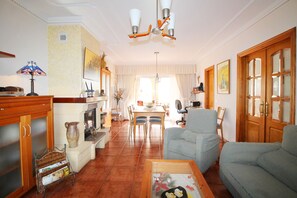 Fernseher, Kamin, DVD-Player