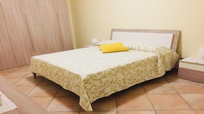 3 habitaciones, tabla de planchar con plancha, wifi y ropa de cama 