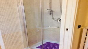 Combined shower/bathtub, jetted bath, hair dryer, towels - Rosé 14-balcony by the sea (Bari)